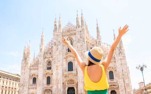 Autobus panoramico davanti al Duomo di Milano