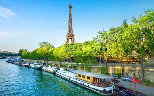 Autobus panoramico davanti alla Torre Eiffel a Parigi