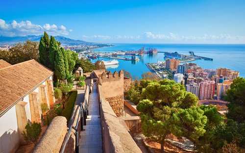 Autobus panoramico davanti alla Fortezza dell'Alcazaba a Malaga