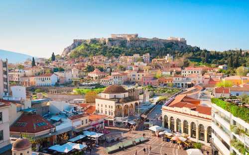 Autobus panoramico davanti all'Acropoli ad Atene